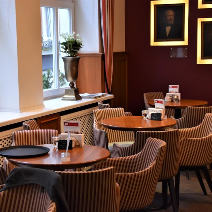 Casual restaurant with booth seating